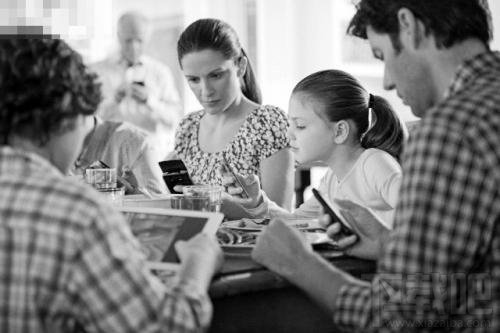 “低头族”全球流行,我们被手机‘绑架’了生活?