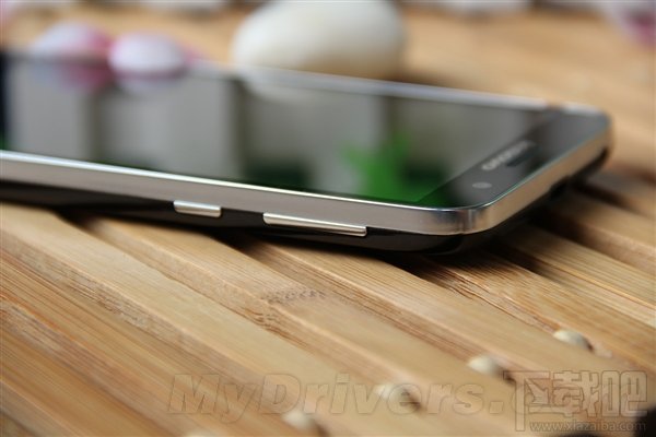 八核/2GB内存 798元联想4G机A8图赏