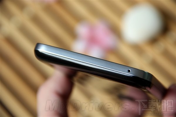 八核/2GB内存 798元联想4G机A8图赏