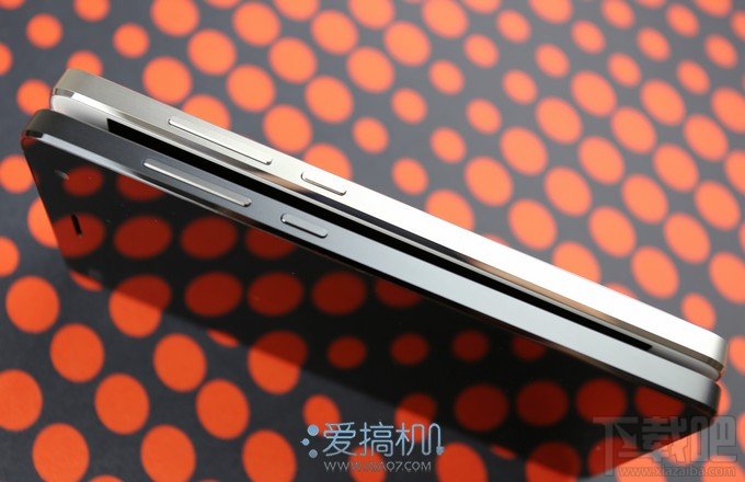 小米手机4白色零售版图赏