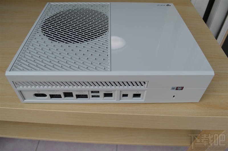 白色Xbox One开箱高清图赏:熊猫色点赞