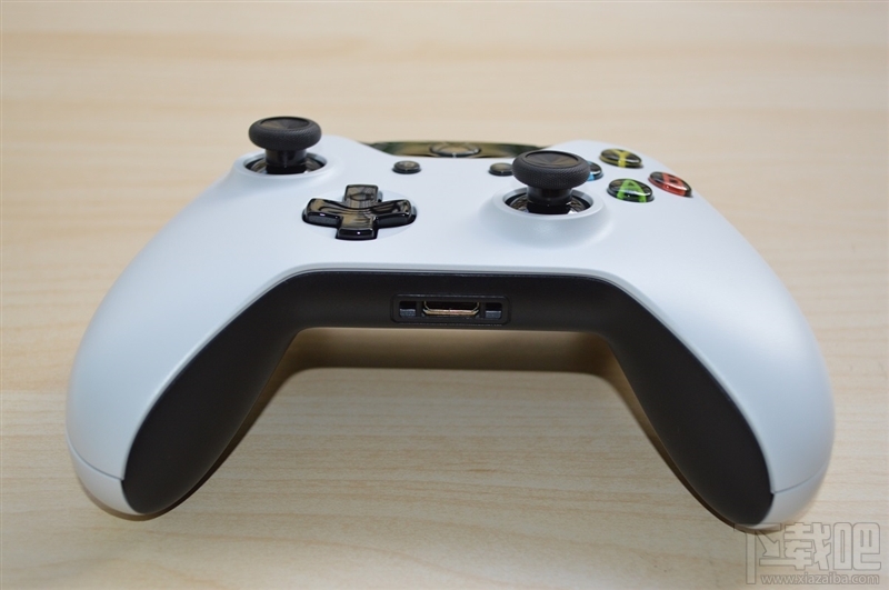 白色Xbox One开箱高清图赏:熊猫色点赞