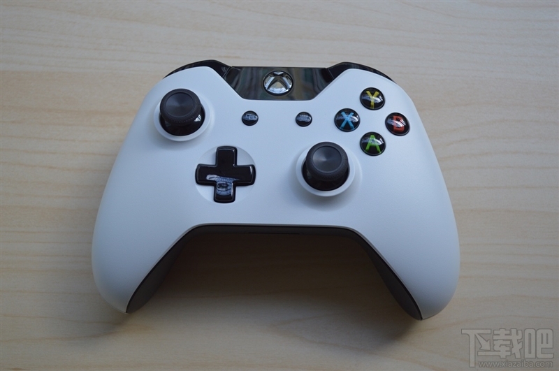 白色Xbox One开箱高清图赏:熊猫色点赞