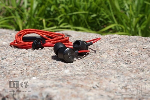 1W扬声器+激光对焦:LG band Play手机发布