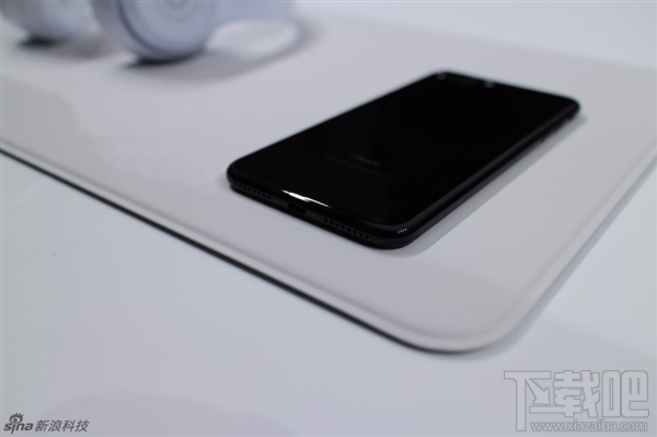 iPhone7真机图赏:亮光黑、黑色你更爱谁?