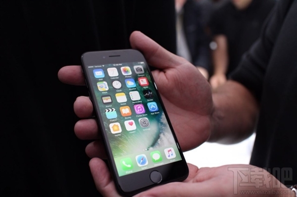 iPhone7真机图赏:亮光黑、黑色你更爱谁?