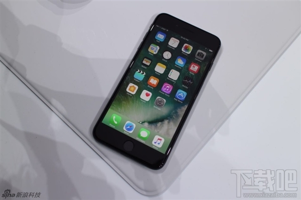 iPhone7真机图赏:亮光黑、黑色你更爱谁?