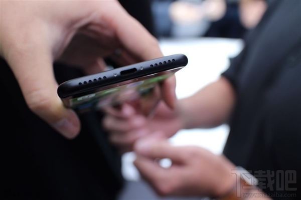 iPhone7真机图赏:亮光黑、黑色你更爱谁?