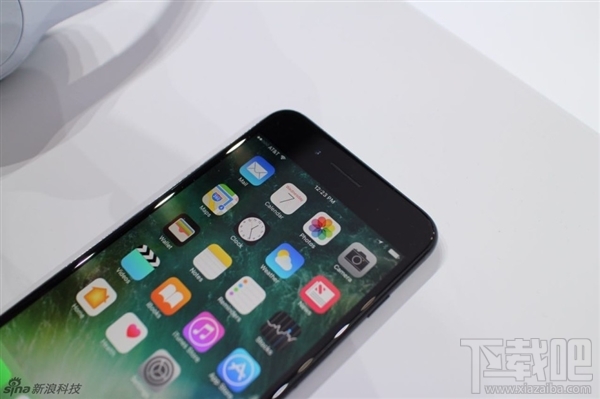 iPhone7真机图赏:亮光黑、黑色你更爱谁?