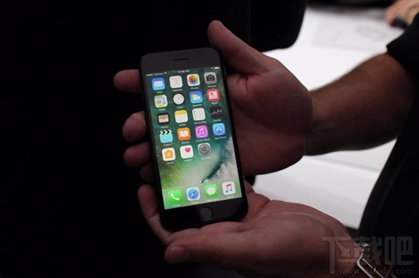 iPhone7真机图赏:亮光黑、黑色你更爱谁?