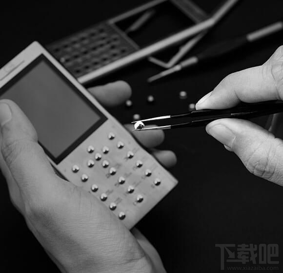 高价还靠金镶钻 售价21万Gresso限量功能机发布