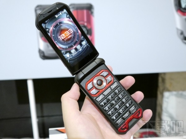 主打1.8米随你摔京瓷翻盖手机TORQUE X01