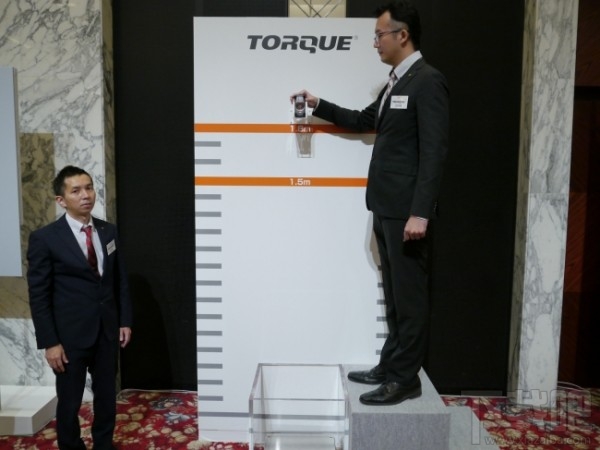 主打1.8米随你摔京瓷翻盖手机TORQUE X01