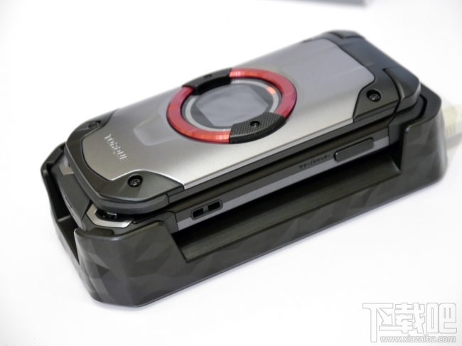 主打1.8米随你摔京瓷翻盖手机TORQUE X01