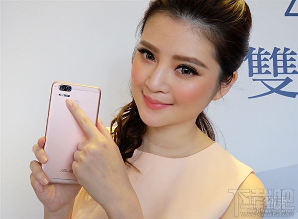 华硕ZenFone 3 Zoom正式发布 双镜头/5000mAh电池