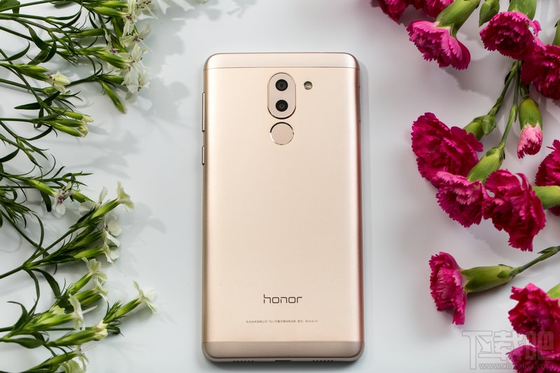 荣耀8青春版怎么装卡/插卡?荣耀8青春版sim卡安装教程