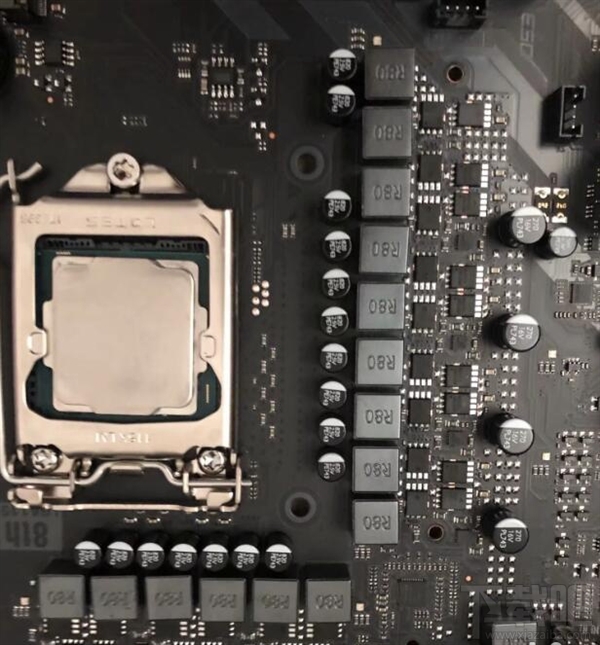 玩家挑战超频极限:8700K不开盖上5.6GHz