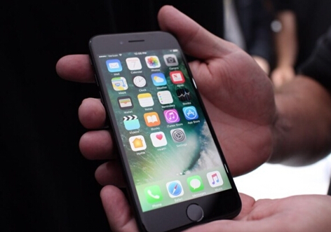 iPhone7真机图赏：亮光黑、黑色你更爱谁？