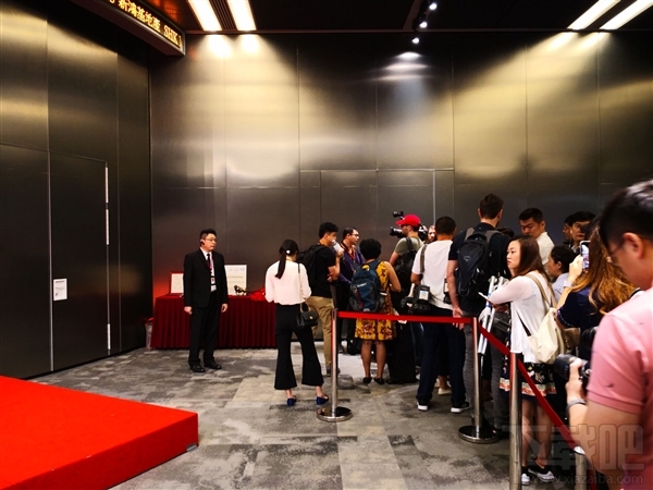 小米今日正式上市 估值540亿美元!