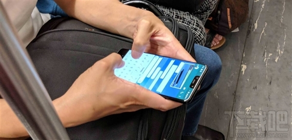 谷歌Pixel3XL真机曝光:刘海屏、正面双摄