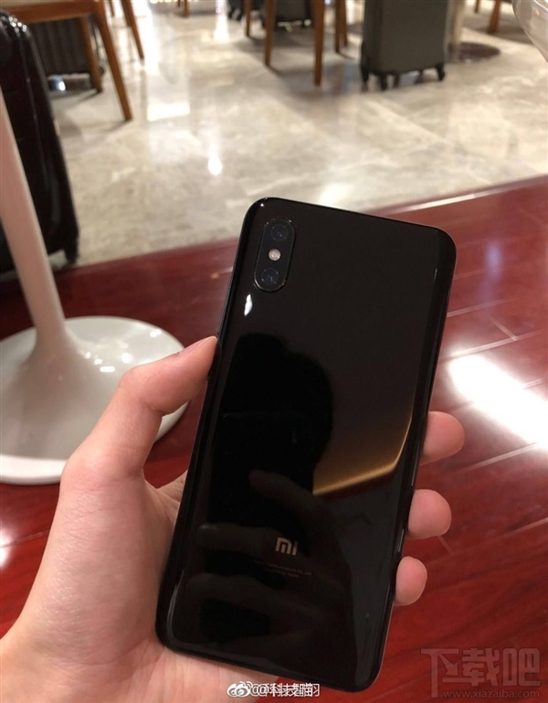 小米8屏幕指纹版谍照曝光:看上去更和谐了